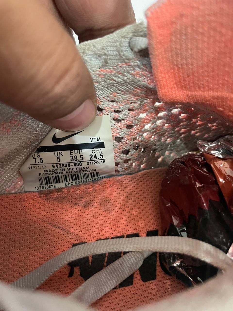 NIKE SNEAKER