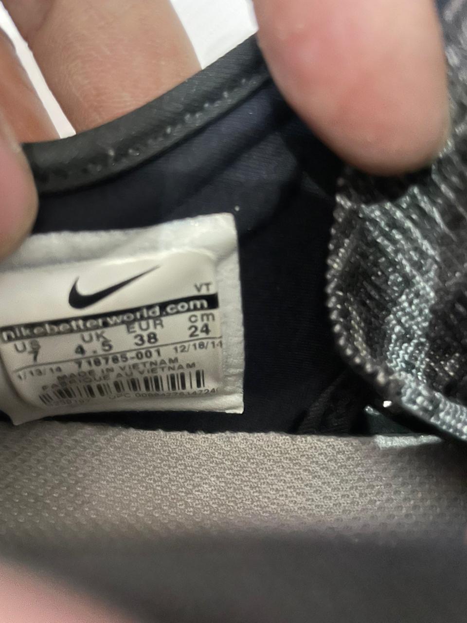 NIKE SNEAKER