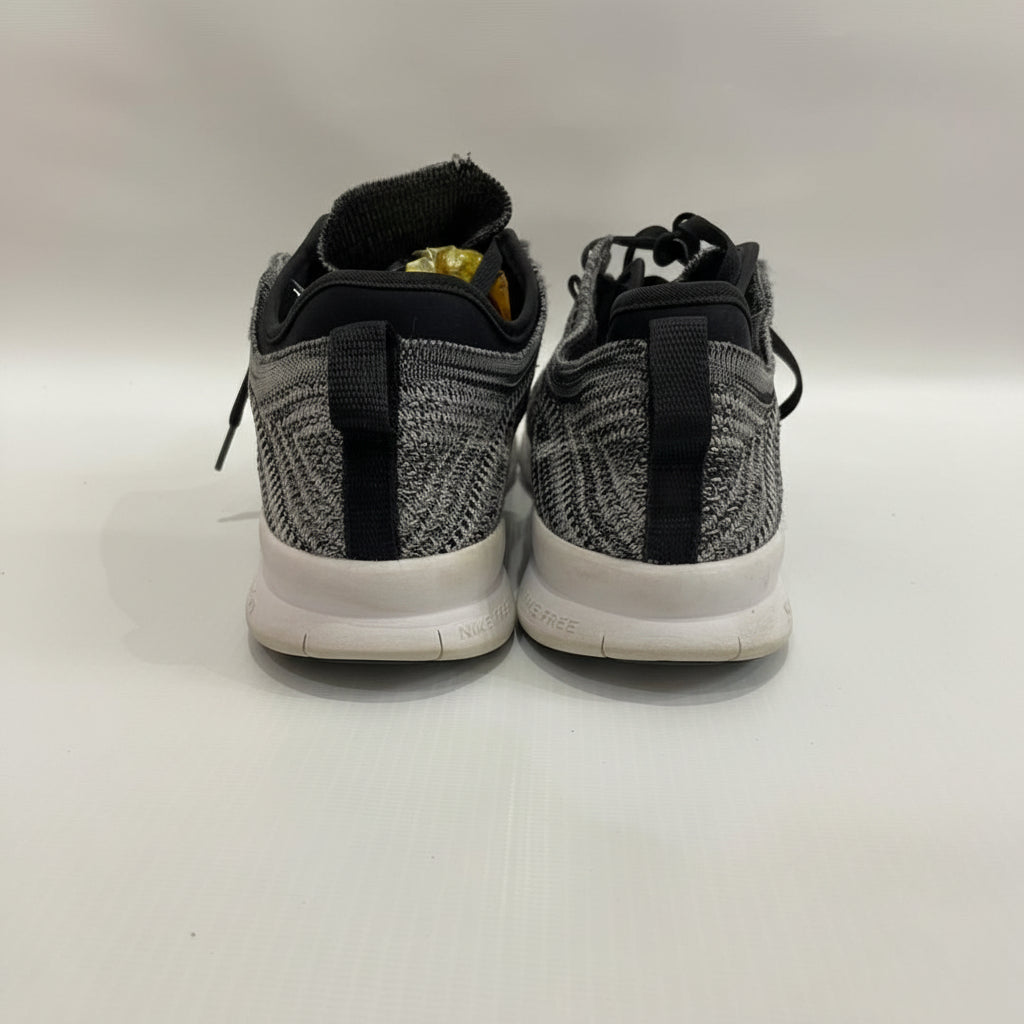 NIKE SNEAKER