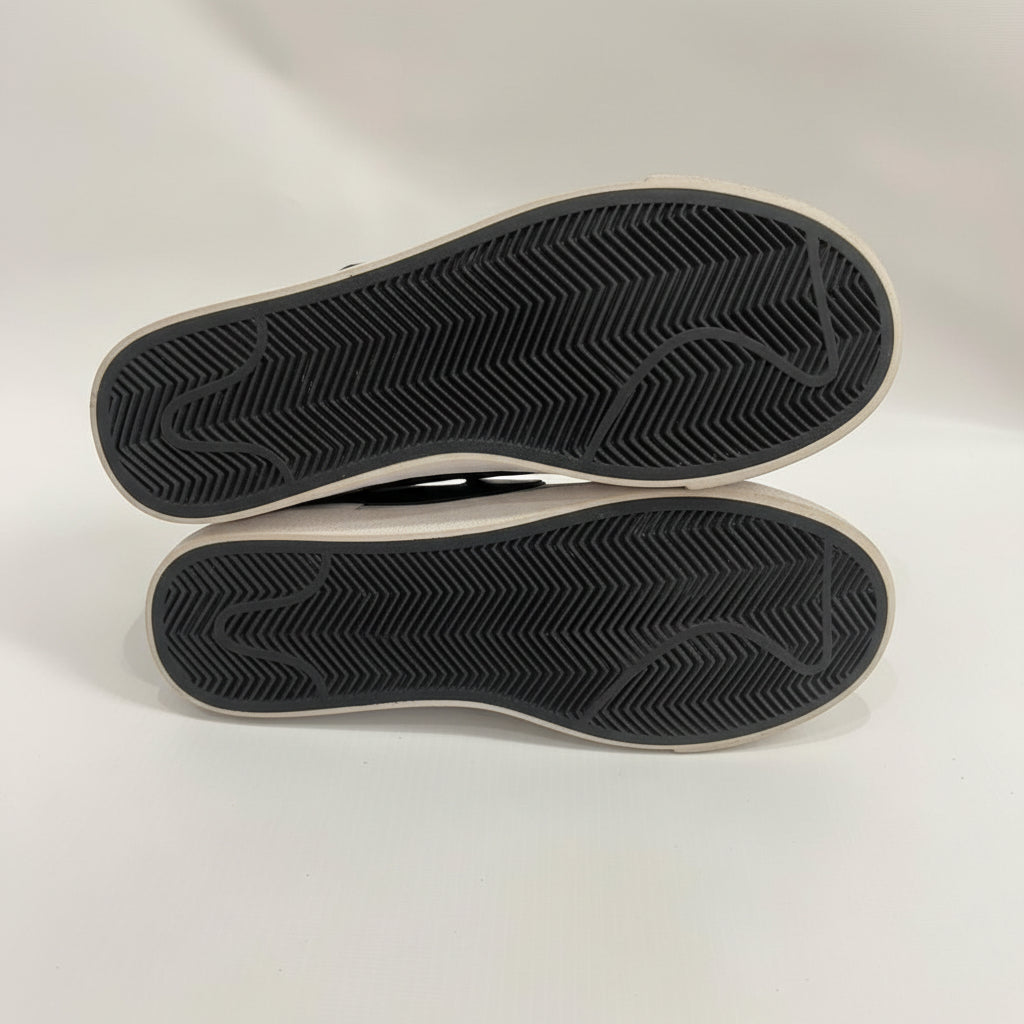 NIKE SNEAKER