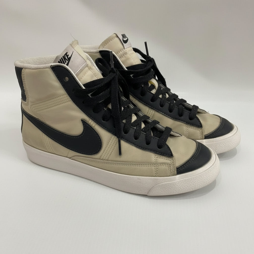 NIKE SNEAKER
