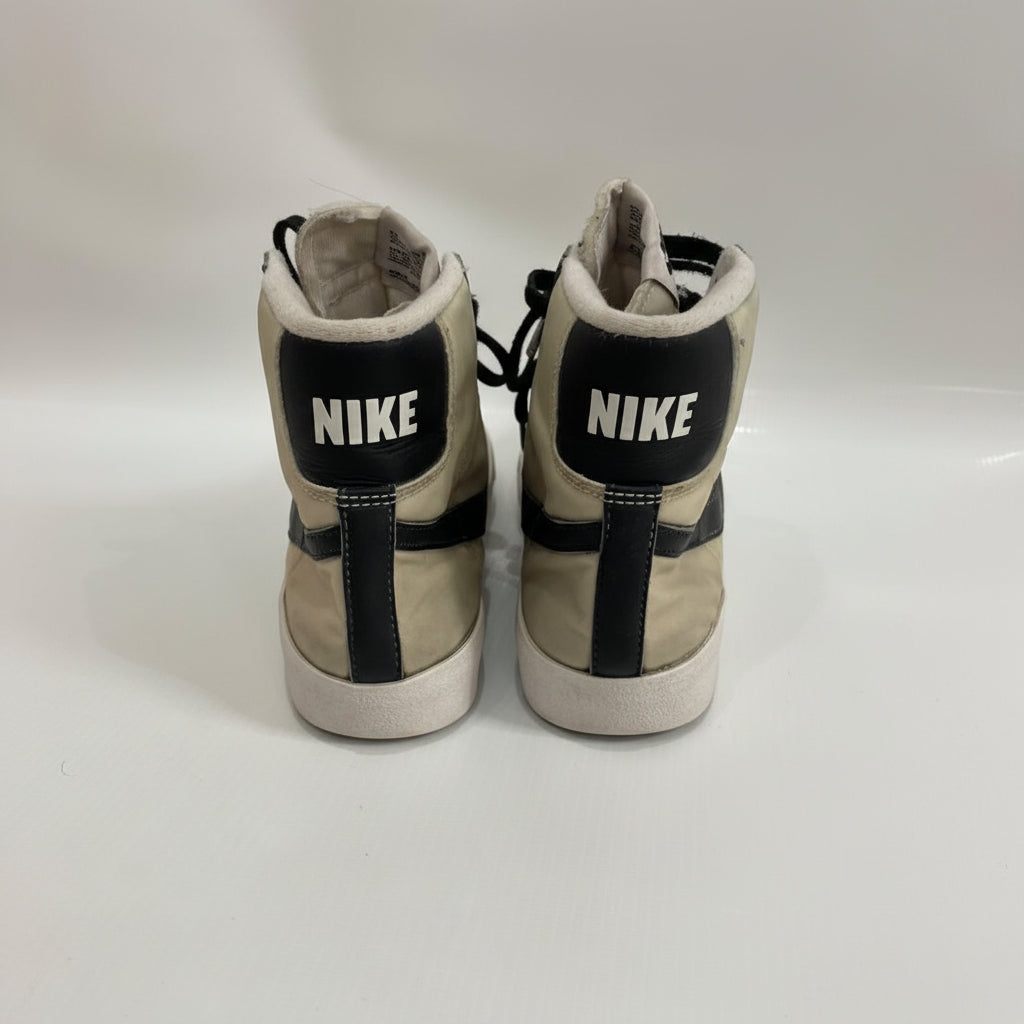 NIKE SNEAKER