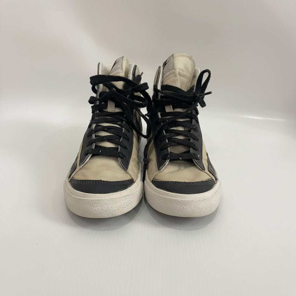 NIKE SNEAKER